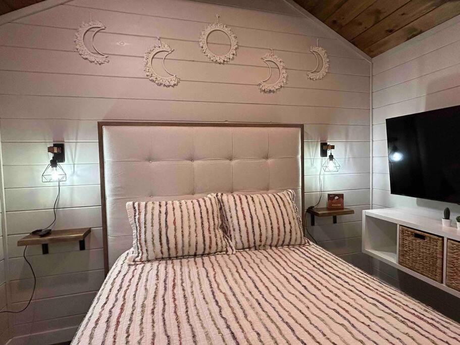 Blissful Nook Tiny ~ Cozy Retreat W/ Hot Tub; Near Town And Deep Creek * Bryson City