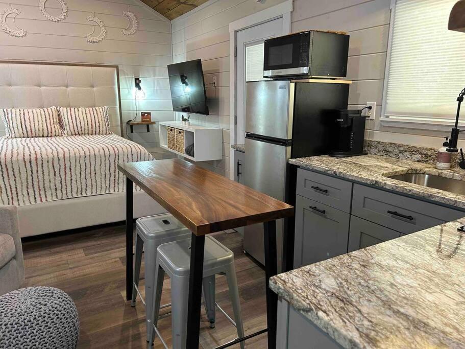 Holiday home Blissful Nook Tiny ~ Cozy Retreat W/ Hot Tub; Near Town And Deep Creek