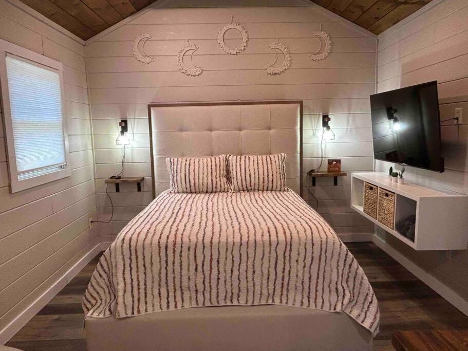 Holiday home Blissful Nook Tiny ~ Cozy Retreat W/ Hot Tub; Near Town And Deep Creek Bryson City
