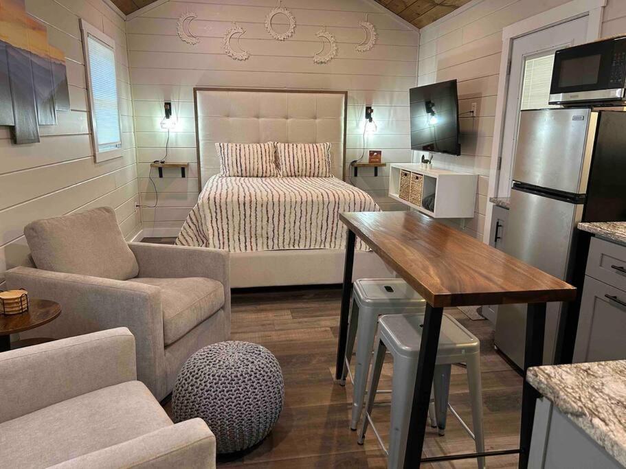 Holiday home Blissful Nook Tiny ~ Cozy Retreat W/ Hot Tub; Near Town And Deep Creek