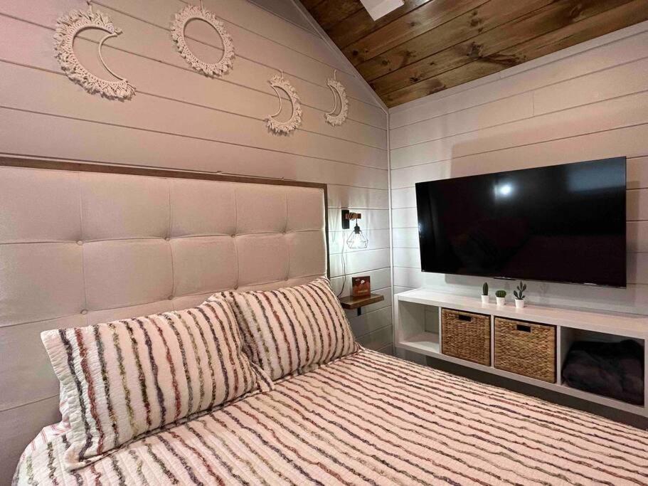 Blissful Nook Tiny ~ Cozy Retreat W/ Hot Tub; Near Town And Deep Creek Holiday home *