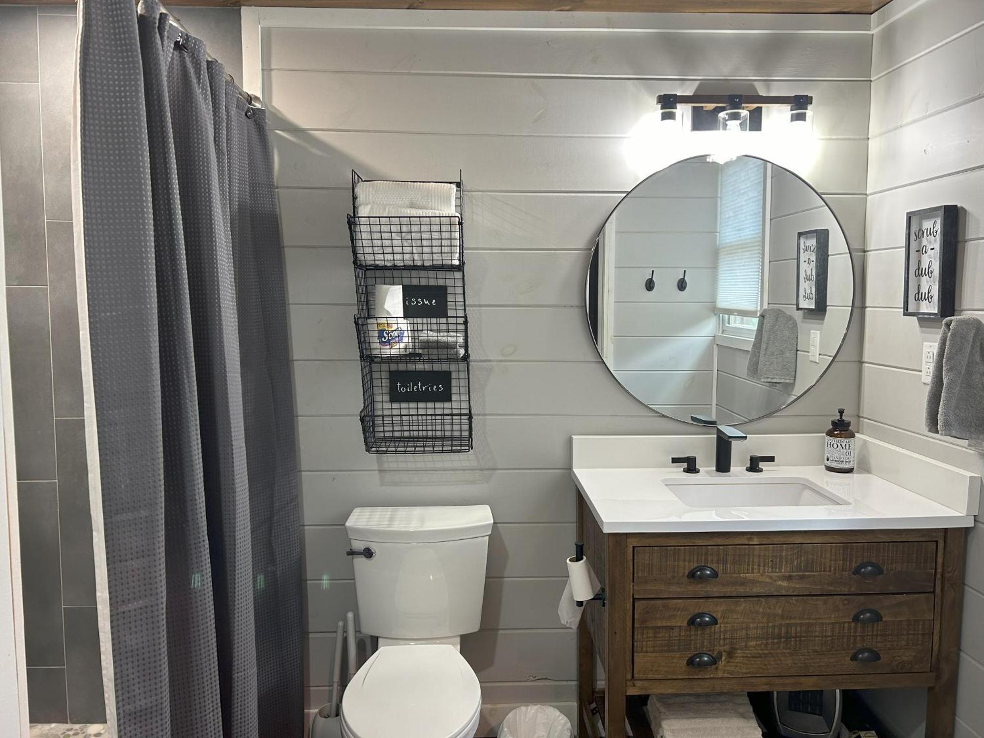 Hébergement de vacances Blissful Nook Tiny ~ Cozy Retreat W/ Hot Tub; Near Town And Deep Creek *